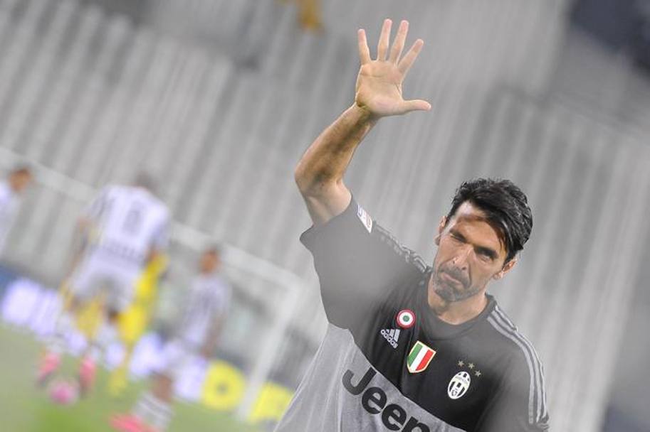 Gigi Buffon, capitano bianconero, saluta al fischio d&#39;inizio. LaPresse